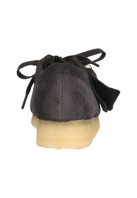 Svart mockaskor med rund tå, snörning framtill och mjusgummisula. Har en texturerad yta och minimalistisk design.