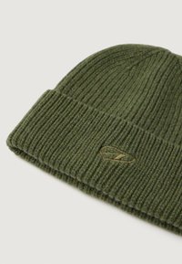 Cappello in maglia a coste di colore verde oliva con risvolto e un piccolo logo ricamato sul risvolto, su uno sfondo chiaro e semplice.