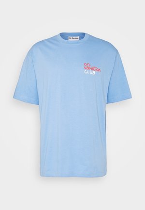 Jasnoniebieska bawełniana koszulka z krótkim rękawem, okrągłym dekoltem i nadrukiem z tekstem "on vacation CLUB" w kontrastujących kolorach.