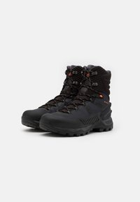 Czarne buty trekkingowe z teksturowaną cholewką, wzmocnionym czubkiem i pomarańczowymi akcentami, z trwałymi sznurowadłami i solidną podeszwą zapewniającą przyczepność.