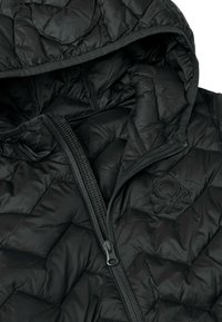 Černá prošívaná bunda s kapucí, s dvojitým zipem a vyšívaným logem. Tkanina je lesklá s hladkou texturou.