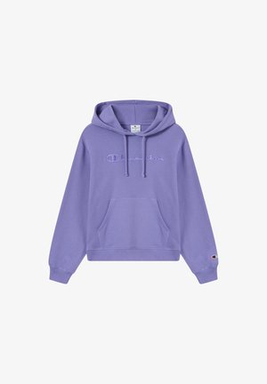 Jasnofioletowa bluza Champion z przednią kieszenią, sznurkami do ściągania oraz haftowanym logo na piersi i małym logo na mankiecie lewego rękawa.