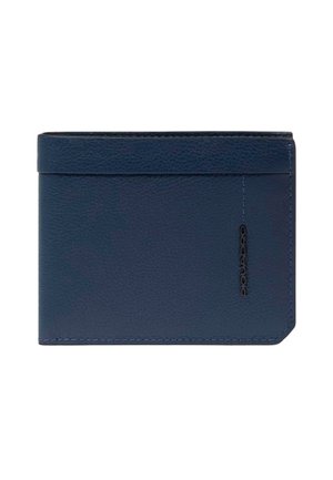 Portafoglio bifold in pelle blu con cuciture visibili e un logo del marchio impresso in nero in verticale nell'angolo inferiore destro.