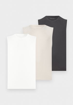Drei ärmellose Tops in Weiß, Beige und Dunkelgrau, überlappend auf einem hellen Hintergrund angeordnet.