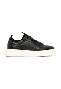 Sneaker in pelle nera con finitura liscia, suola in gomma bianca e lacci neri. Presenta una punta arrotondata e dettagli di cucitura sottili.