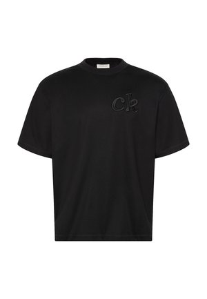Schwarzes T-Shirt mit kurzen Ärmeln und Rundhalsausschnitt mit erhabenem "ck"-Logo, das auf der linken Brust abgestickt ist.