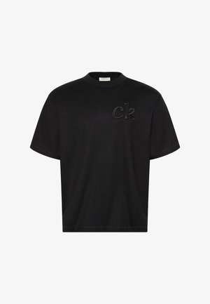 T-shirt noir manches courtes à col rond avec logo "ck" en relief brodé sur le côté gauche de la poitrine.