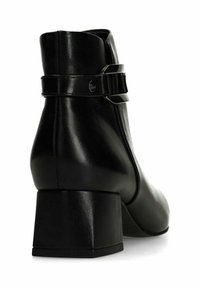 Schwarze Leder Stiefelette mit Blockabsatz, ausgestattet mit einer glatten Oberfläche und einem seitlichen Schnallen-Detail. Das Design ist schlank und modern.