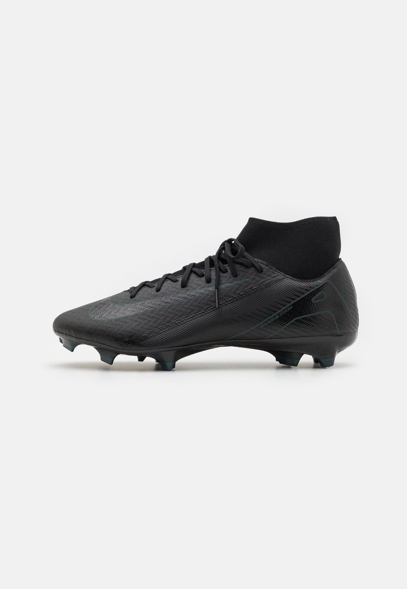 Scarpa da calcio nera con tomaia in sintetico testurizzato, chiusura con lacci e supporto alla caviglia. Suola con più tacchetti per la trazione.