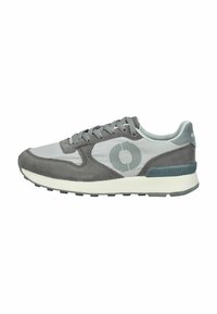 Grauer Sportschuh aus einer Kombination von Wildleder und Mesh-Materialien, mit runder Zehenpartie und einem Ecoalf-Logo in einem glatten, minimalistischen Design.