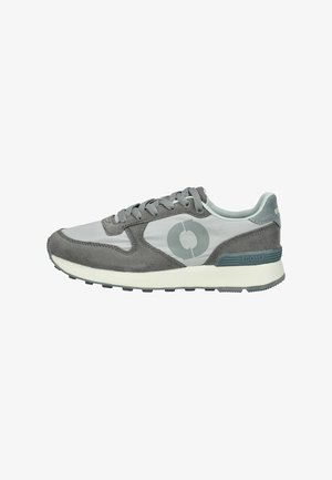 Zapatilla deportiva gris que combina materiales de gamuza y malla, con un diseño de punta redondeada y un logo de Ecoalf con un estilo liso y minimalista.