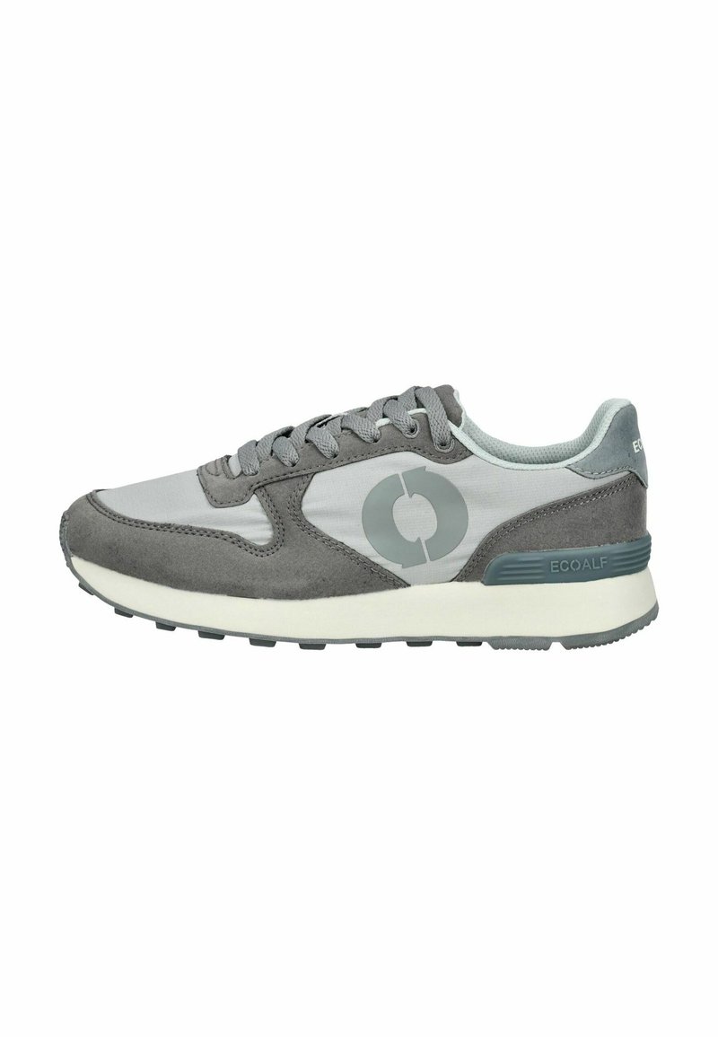 Grauer Sportschuh aus einer Kombination von Wildleder und Mesh-Materialien, mit runder Zehenpartie und einem Ecoalf-Logo in einem glatten, minimalistischen Design.