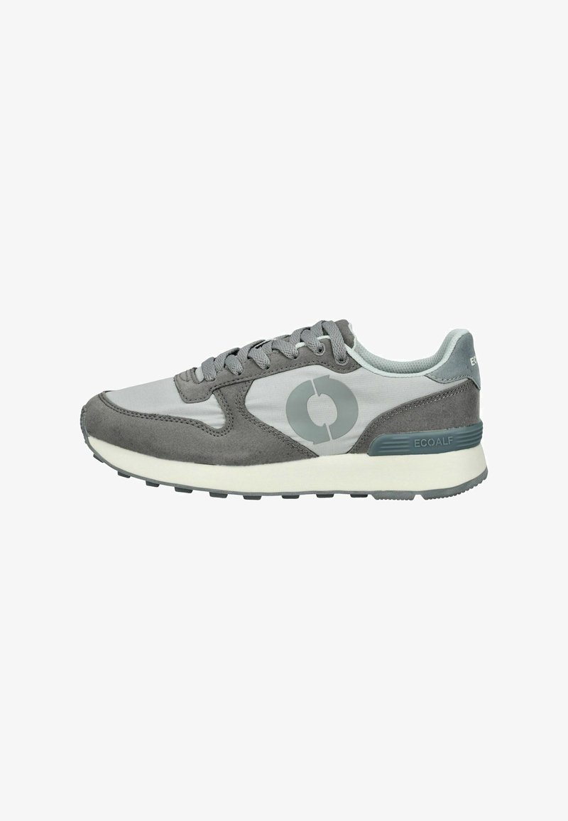 Scarpa sportiva grigia con una combinazione di materiali in suede e mesh, punta arrotondata e logo Ecoalf con un design semplice e minimalista.