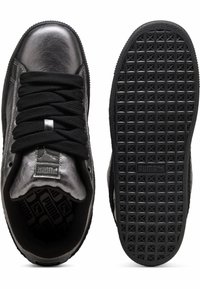 Schwarzer und metallisch silberner Sneaker mit einem glatten Lederobermaterial, strukturiertem Gummilaufsohle, runden Schnürsenkeln und einer Logo-Platte auf der Zunge.