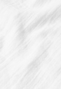 Witte stoftextuur; zachte, gladde oppervlakte met subtiele variaties in textuur en licht, die een natuurlijke, onbewerkte uitstraling weergeven.