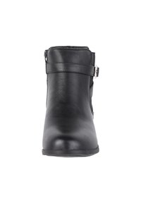 Botines negros de tobillo elaborados con suave cuero sintético, con punta redondeada, cremallera lateral y una correa decorativa con un detalle de hebilla plateada.
