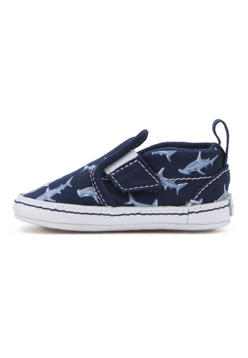 Zapatos de lona en color navy con un patrón de tiburones, con elástico en los lados para ponerlos y quitarlos fácilmente, costuras blancas y una suela de goma para tracción y durabilidad.