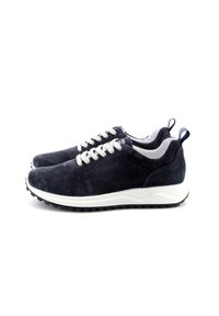 Sneakers blu navy con tomaia in rete, lacci bianchi, collo imbottito e suola in gomma. Presentano un'etichetta sul tallone per facilitarne l'uso.