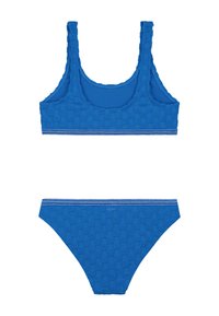 Kék bikini szett, amely texturált anyagból készült, négyzetmintás, vékony csíkos derékpánttal. A felső kör vágású nyakkal és széles vállpántokkal rendelkezik.