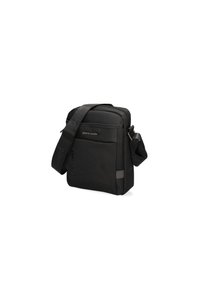 Borsa a spalla nera realizzata in tessuto, dalla forma rettangolare, con una lunga tracolla regolabile, tasca frontale con zip e dettagli logo.
