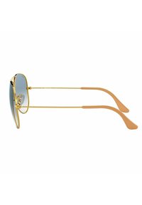 Sluneční brýle se zlatým rámem, modrými gradientovými čočkami, prodlouženými stranicemi a světle hnědými akcenty. Elegantní design a reflexní povrch.