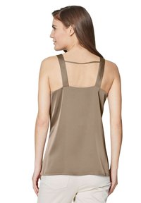 Bruine sateen tanktop met brede bandjes en een rechte achterkant. Kenmerkt zich door een zachte textuur en een ontspannen pasvorm bij de taille.