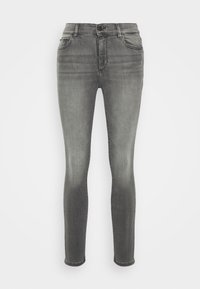 Jeans ajustados en denim gris oscuro, con una textura suave, diseño de cinco bolsillos, cierre frontal con botones y un ligero desvanecimiento en las piernas.