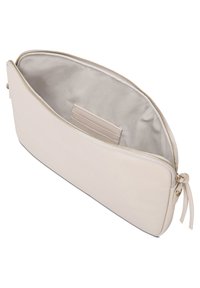 Beige læder håndtaske med en glat overflade, guld lynlås og indvendig lomme. Har et minimalistisk design uden synlige mønstre.