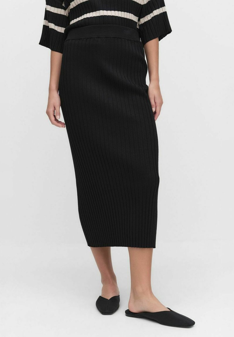 Czarna, prążkowana, midi spódnica z dopasowaną talią. Tkanina ma teksturowane wykończenie, oferując dopasowany krój. Prosty i elegancki design.