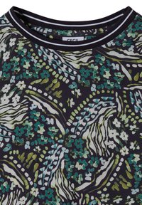 Haut noir avec des motifs floraux et abstraits verts, blancs et bleu sarcelle, et un col rond côtelé noir avec des rayures blanches.