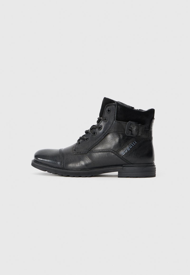 Botine negre din piele cu un finisaj lucios, design cu sireturi și detaliu cu cataramă pe lateral. Prezintă o manșetă texturată și talpă din cauciuc.