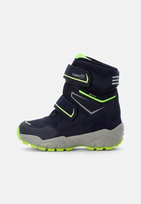 Marineblaue Wanderschuhe mit neongrünen Akzenten, aus Mesh-Gewebe, verstellbaren Klettverschlüssen und einer strukturierten grauen Gummisohle für Traktion.