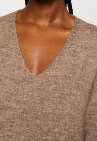 Pieces Petite Stickad klänning - brown