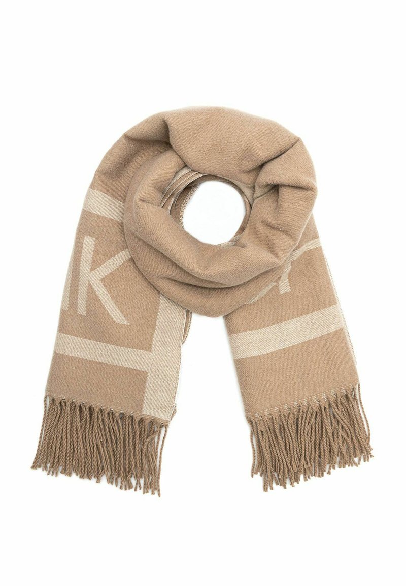 Beżowy wełniany szalik z jasnobeżowymi geometrycznymi wzorami i frędzlami na końcach, złożony w luźną pętlę na białym tle.