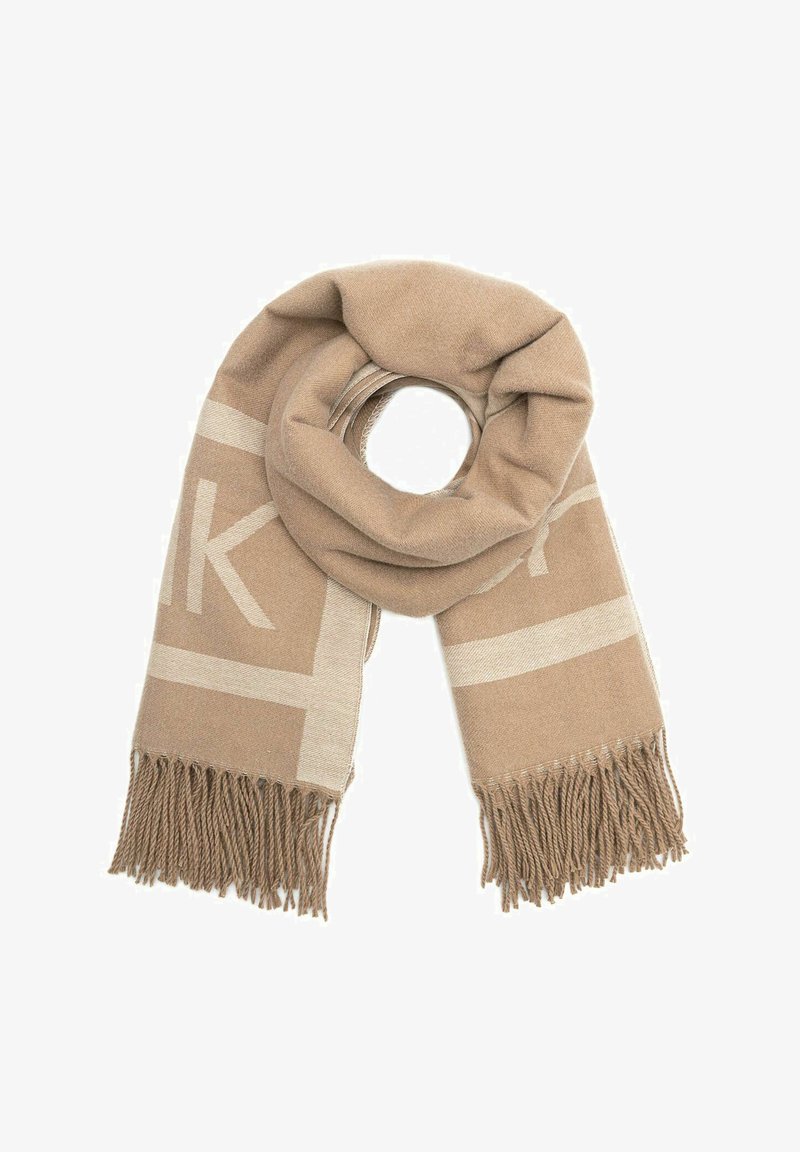 Beżowy wełniany szalik z jasnobeżowymi geometrycznymi wzorami i frędzlami na końcach, złożony w luźną pętlę na białym tle.