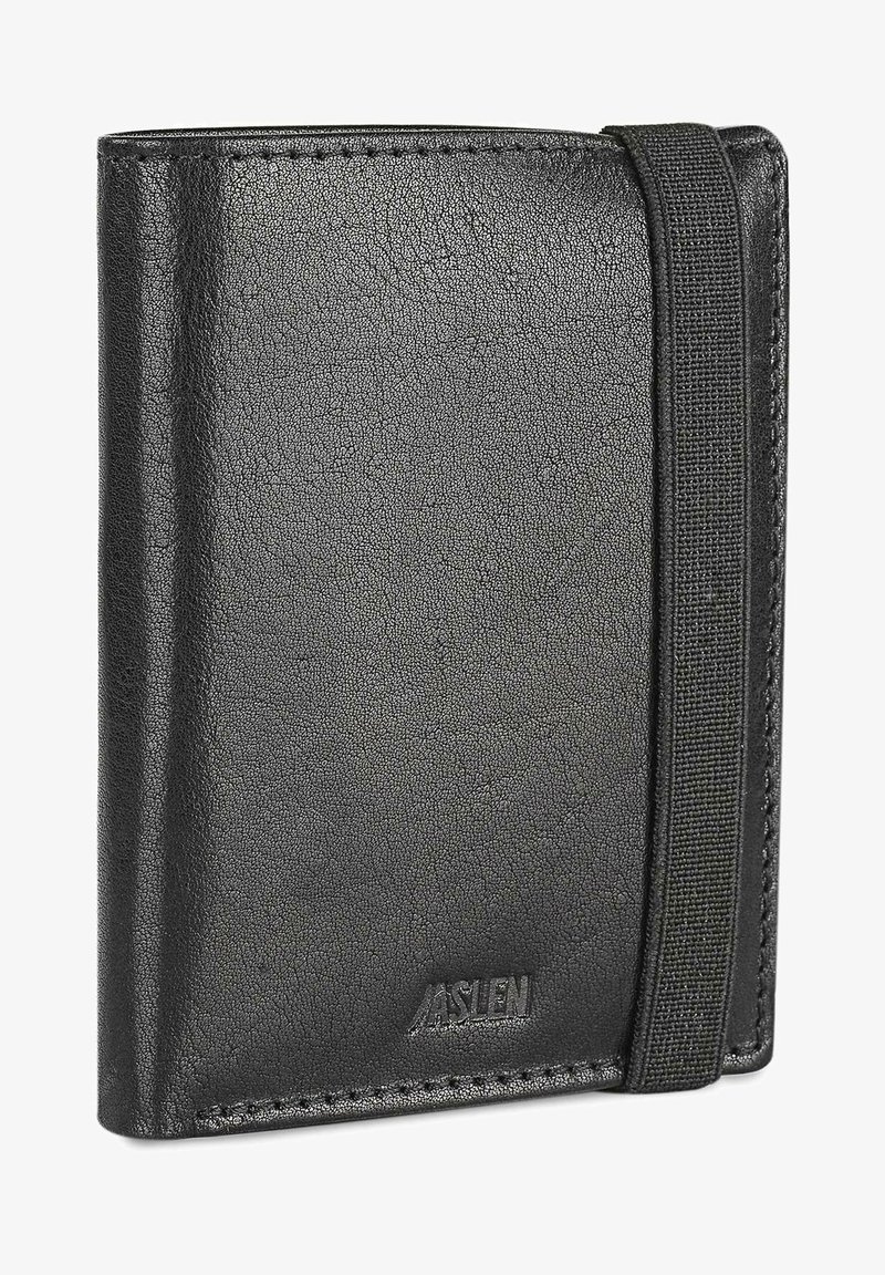 Cartera de cuero negro con una superficie texturizada, correa elástica y bordes cosidos. Presenta un logotipo sutil estampado en la parte frontal.