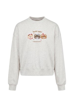 Lysegrå sweatshirt med tre tegneserie-bjørneansigter, teksten "luck bear," og små hjerter broderet på brystet.