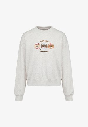 Lysegrå sweatshirt med tre tegneserie-bjørneansigter, teksten "luck bear," og små hjerter broderet på brystet.
