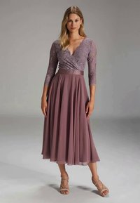 Spitzen- und Chiffonkleid in Mauve mit einem gewellten Ausschnitt, Dreiviertelärmeln, tailliertem Oberteil und einem fließenden, gefalteten Rock.