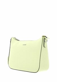 Borsa a tracolla in pelle verde con una texture liscia, manico e accessori in metallo argentato. Presenta una chiusura con zip e bordi in pipings neri.