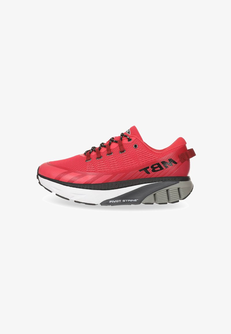 Roter Sportschuh mit einem atmungsaktiven Mesh-Obermaterial, schwarzen Akzenten und einer gepolsterten Sohle mit einer auffälligen grauen Ferse und "Pivot Stride"-Branding.