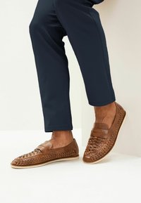 Next WEAVE LOAFERS STANDARD - Mokaszinok - tan brown