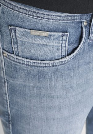 Hellblaue Jeans-Tasche aus Denim mit einer kleinen vorderen Münztasche und einem metallischen "Antony Morato" Markenetikett über der Münztasche.