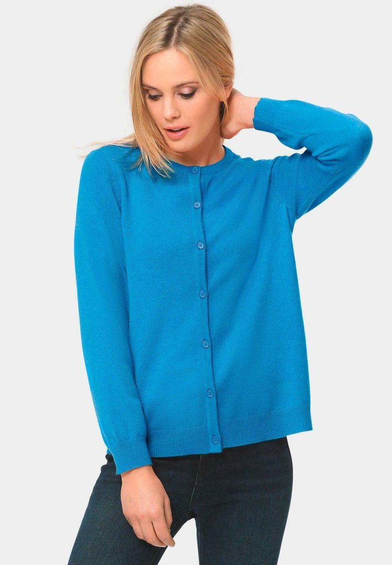 Heller blauer Cardigan aus weichem Stoff, mit rundem Halsausschnitt, langen Ärmeln und einer knöpfbaren Front. Strukturiertes Strick-Finish.