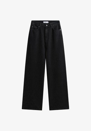 Czarne dżinsy typu wide-leg, wykonane z denimu, z teksturowanym wzorem i małymi perforacjami, zapinane na guzik, z kieszeniami z przodu.