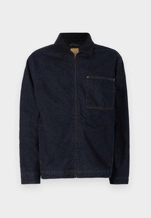 Temno modra denim jakna z zadrgo spredaj, dolgimi rokavi, ovratnikom in žepom na prsih. Ima oranžno šivanje in gladko teksturo.