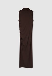 Brąsowa sukienka bez rękawów, wykonana z miękkiego materiału, z falującym wzorem po jednej stronie, dla dodatkowej tekstury i atrakcyjności wizualnej.