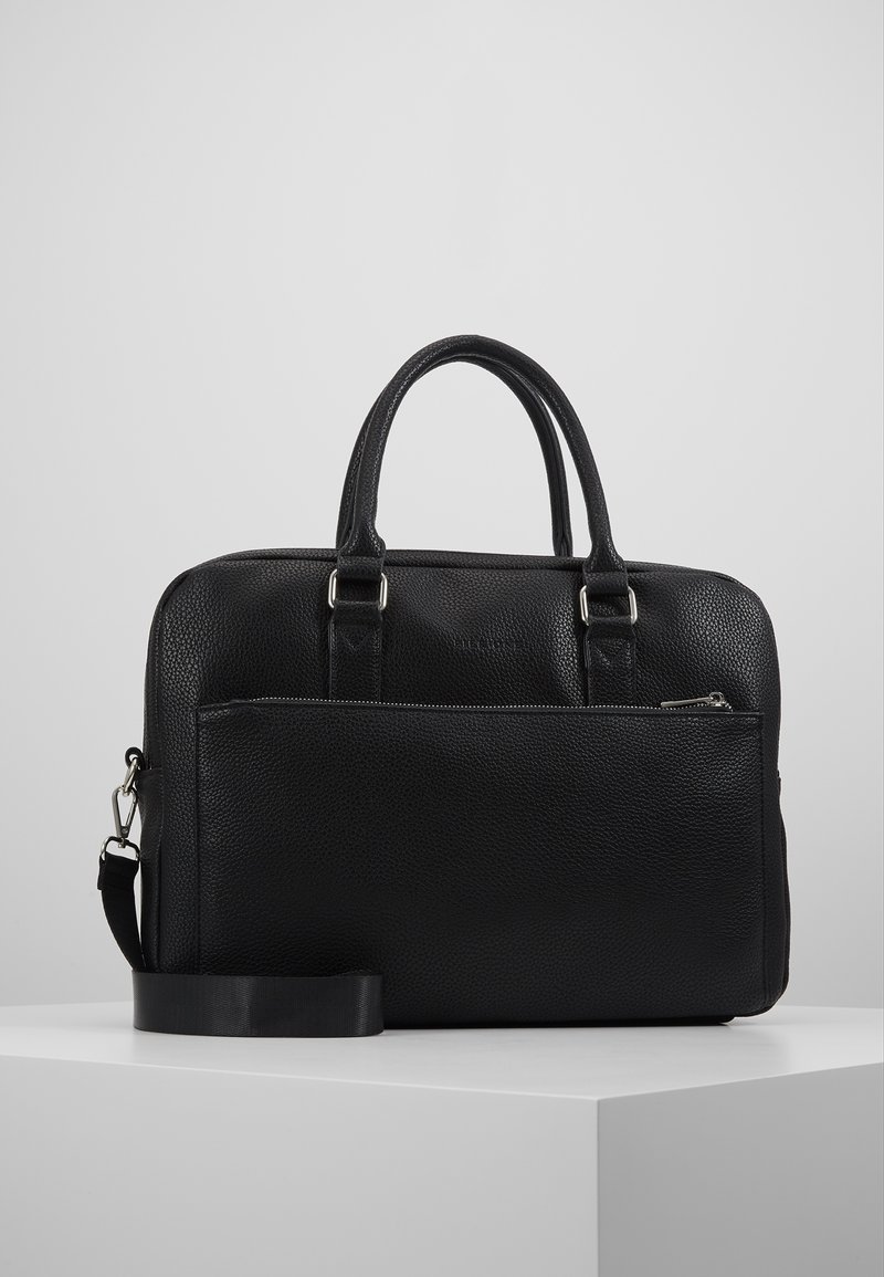 Schwarze Lederaktentasche mit strukturierten Oberflächen, doppelten Tragegriffen und einem abnehmbaren Schultergurt. Vordertasche mit Reißverschluss für zusätzlichen Stauraum.