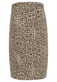 Krilo s leopardjim vzorcem, ki vsebuje oprijet kroj, teksturirano tkanino in pas. Barvna paleta vključuje odtenke rjave in bež.