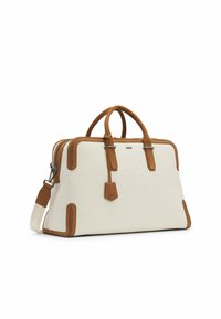 Sac rectangulaire en tissu beige avec poignées, bordures et accents d'angle en cuir marron ; bandoulière amovible et fermeture éclair métallique sur le dessus.